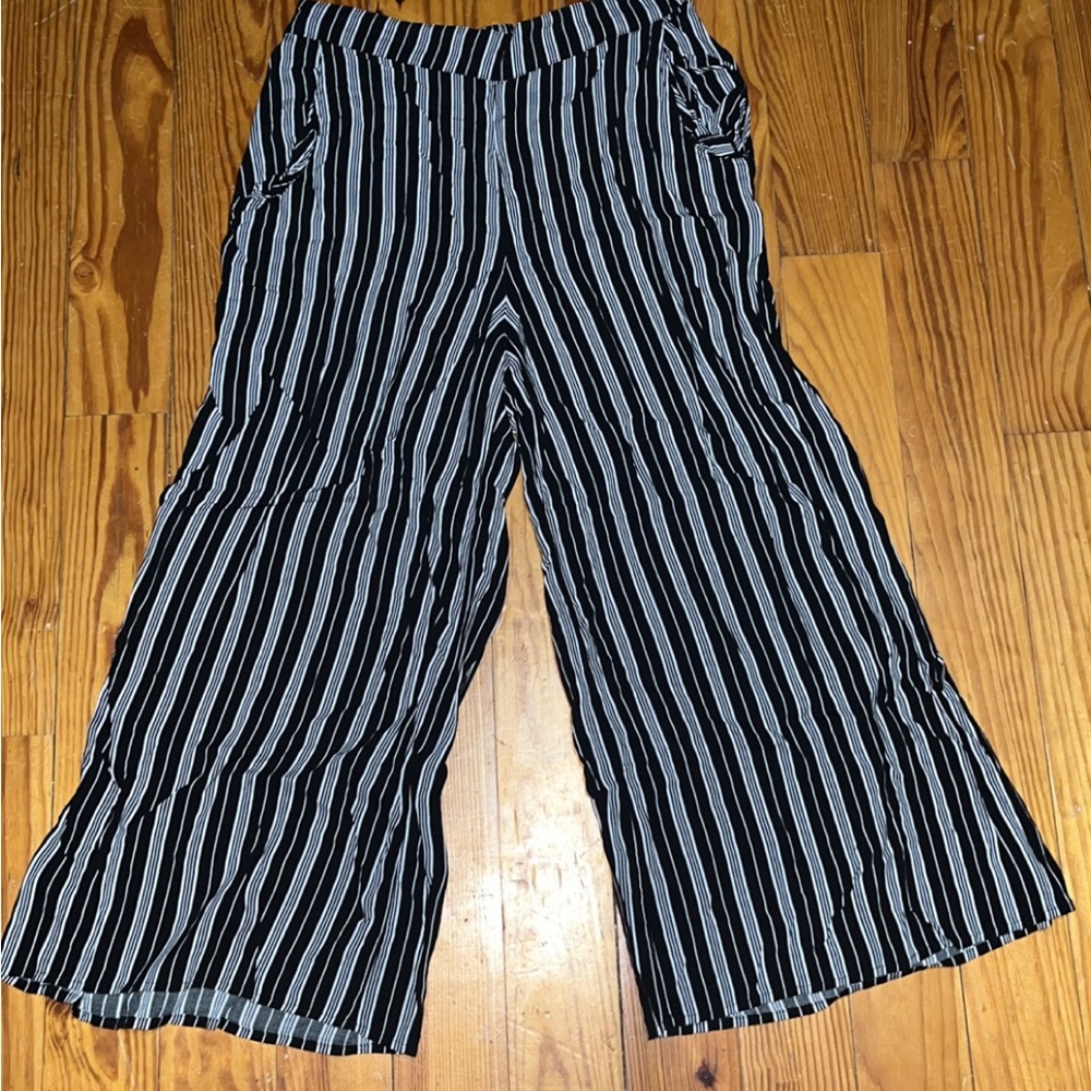 Hollister cropped flowy pants